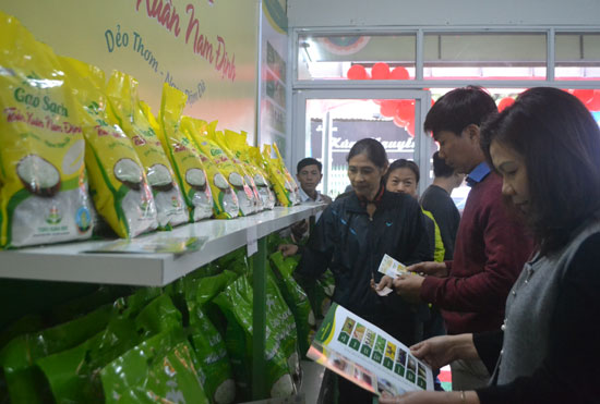 Đông đảo người tiêu dùng Thủ đô tham quan gian hàng trưng bày và mua sản phẩm "Gạo sạch Toản Xuân Nam Định"