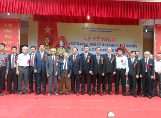 Bí thư Thành ủy thành phố Hồ Chí Minh Đinh La Thăng chụp ảnh lưu niệm cùng các vị đại biểu về dự lễ.