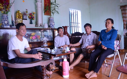 Các cán bộ thôn Trung Thái trong buổi làm việc với PV.