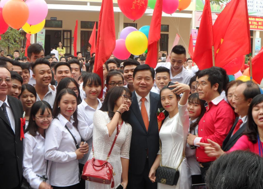 Ông Đinh La Thăng giao lưu với học sinh nhà trường. 