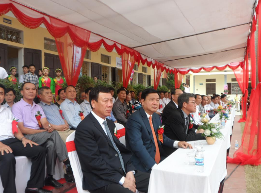 Bí thư Thành ủy thành phố Hồ Chí Minh Đinh La Thăng (ngồi thứ hai, bàn đầu) và Bí thư Tỉnh ủy Nam Định Đoàn Hồng Phong tại buổi lễ.