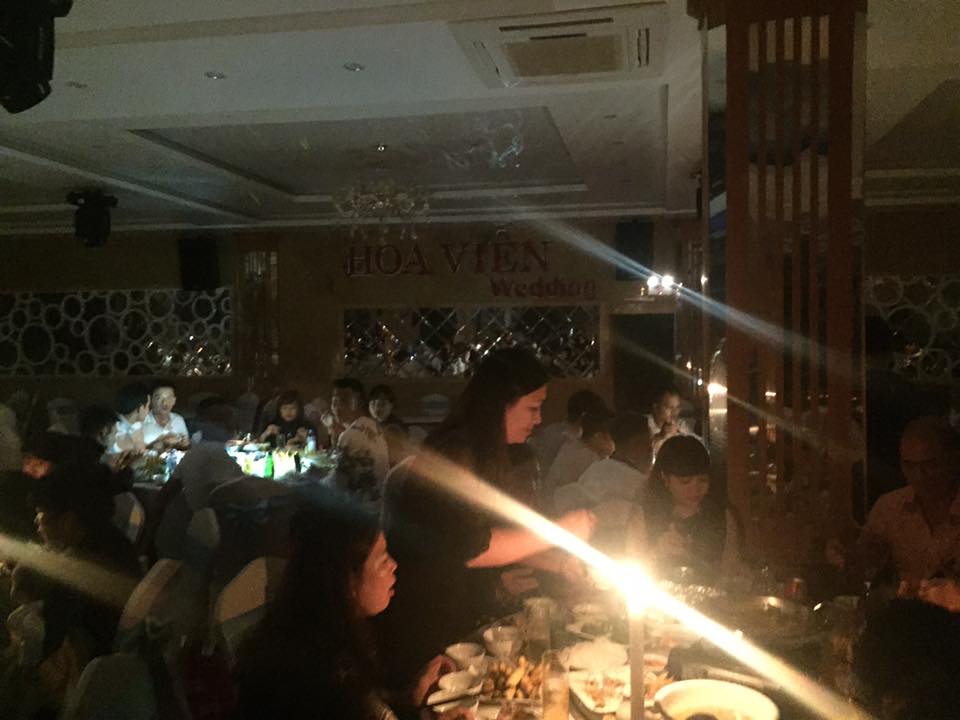 Đám cưới trong nhà hàng ở Nam Định mất điện suốt 1 giờ.