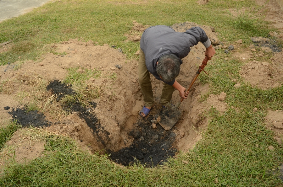 Đào 6 cái hố, người dân làng Bình Yên phát hiện hố nào cũng có chất thải nguy hại.