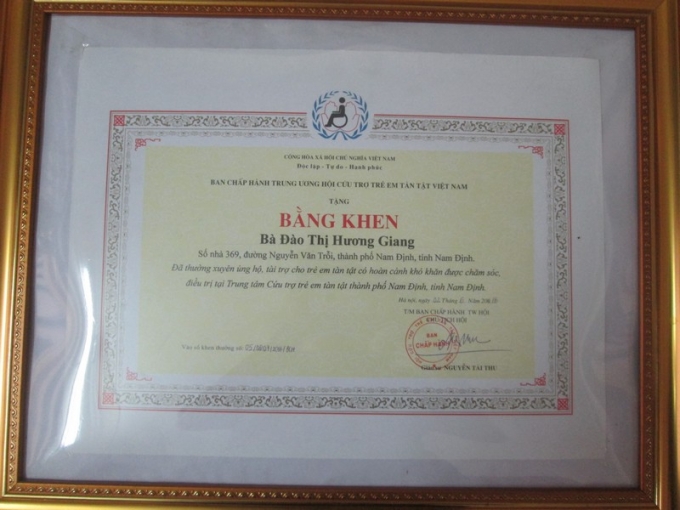 Bằng khen do Trung ương hội cứu trợ trẻ em tần tật Việt Nam tặng.