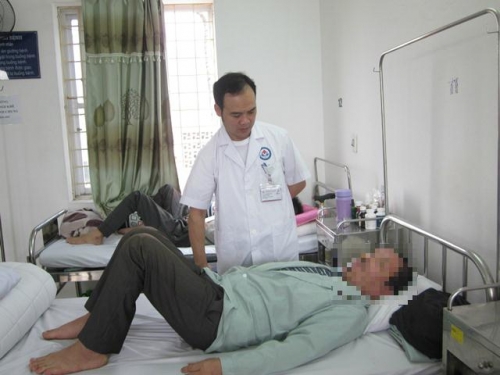 Bác sĩ Phạm Đình Tuần thăm khám cho bệnh nhân T. Ảnh: Đỗ Thơm