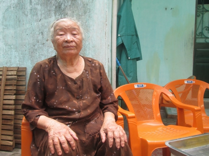 Cụ Nguyễn Thị Minh bày tỏ sự vui mừng khi được chị Giang giúp đỡ sửa chữa căn nhà bị tốc mái sau cơn bão số 1 vừa qua.