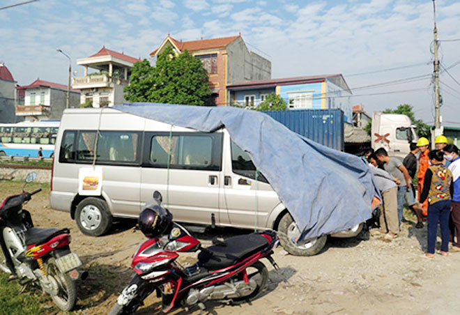 Nam Định: Cố vượt ngang đường sắt, xe hoa 12 chỗ bị tàu đâm