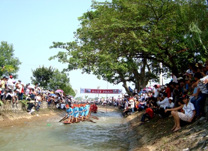 Thi bơi chải đứng đặc sắc chỉ có ở lễ hội chùa Keo                                                                      (ảnh Xuân Hoàn)