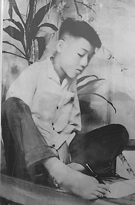 Cậu bé Nguyễn Ngọc Ký viết bằng chân là tấm gương nghị lực sống của nhiều thế hệ học sinh.