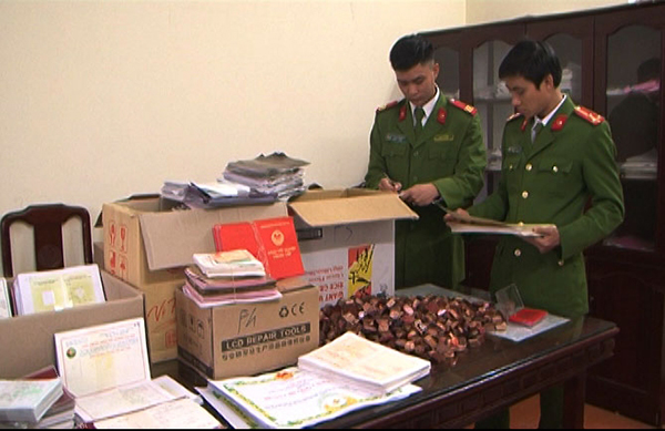 Lực lượng Công an kiểm đếm số tài liệu bị thu giữ.