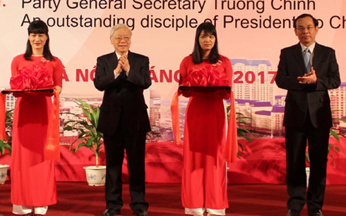 Tổng Bí thư Nguyễn Phú Trọng cắt băng khai mạc triển lãm