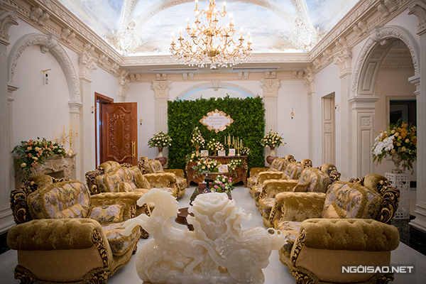 Không gian long trọng ở phòng khách chính, nơi diễn ra lễ thành hôn. Cặp đôi đã chỉ khoảng 1 tỷ đồng để "phủ" ngập ngôi nhà trong hoa tươi.