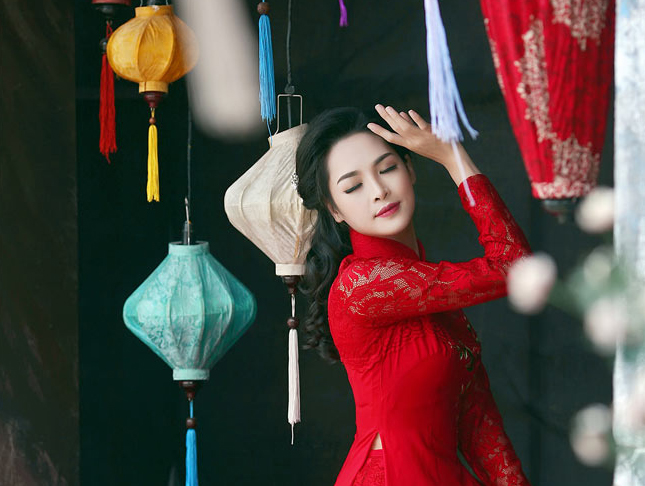 Nam Định: “Hot girl dao kéo” lúng liếng trong 6 tà áo dài rực rỡ