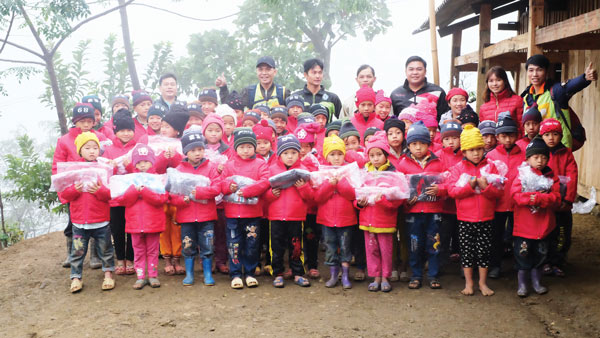 Pro Sports đã dành tặng 260 suất quà gồm quần áo, giày dép, sách vở cho các em điểm trường Nghều Lài.