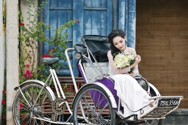 Sở hữu gương mặt đẹp với nhiều nét "rất Hàn Quốc" sau khi phẫu thuật thẩm mỹ nhưng khi diện áo dài, Thanh Quỳnh vẫn toát lên vẻ đẹp truyền thống của phụ nữ Việt. 