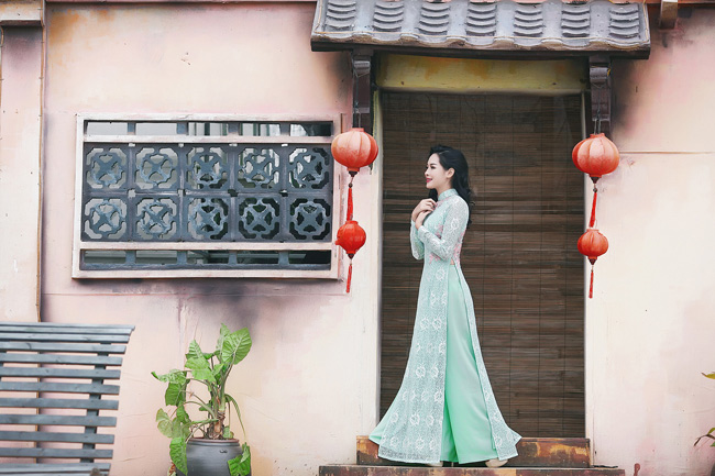 Cô yêu áo dài không chỉ bởi nó tôn lên vẻ đẹp dịu dàng, nữ tính của người con gái mà bởi nó gợi nhớ đến nhiều nét văn hóa đặc trưng của người Việt. 