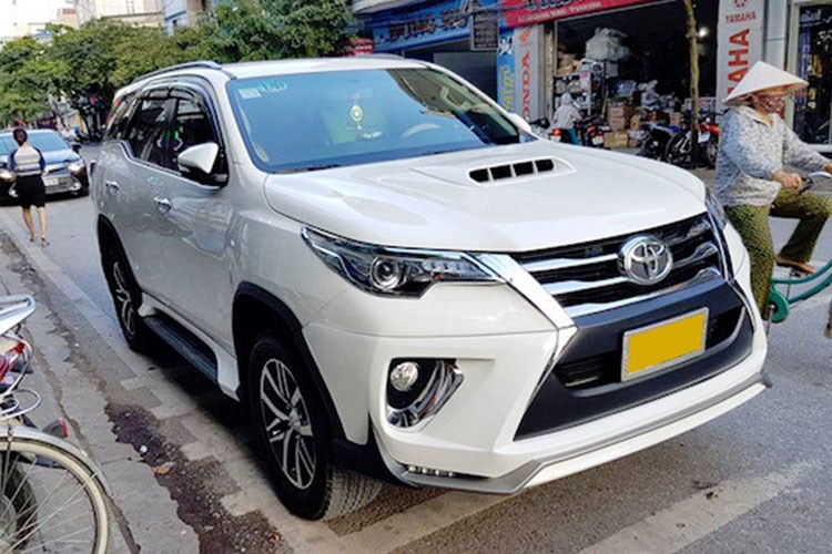 Dựa trên hình ảnh, chiếc Toyota Fortuner mang biển kiểm soát của Lào. Tại Đông Nam Á, thế hệ thứ 2 của Fortuner hiện đã bán ở Thái Lan, Malaysia, Indonesia và Lào. Dự kiến xe sẽ được khởi bán tại Việt Nam từ đầu năm 2017, nhưng hiện tại các khách hàng đã có thể đặt xe.