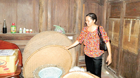 Bà Ngô Thị Khiếu giới thiệu về các dụng cụ sinh hoạt của người nông dân.