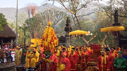 Tăng cường vòng tròn tình nguyện viên bảo vệ ở các đám rước lễ vật tại hội Gióng đền Sóc. Ảnh: Toan Toan