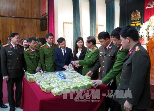 Gần 45kg ma túy tổng hợp dạng “đá” và 30 bánh heroin đã được Công an tỉnh Nam Định thu giữ. Ảnh: Văn Đạt/TTXVN