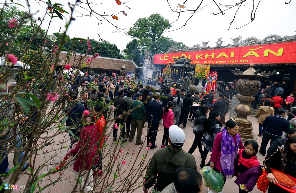 Mặc dù 0h ngày 15/1 âm lịch nghi lễ chính thức mới diễn ra nhưng từ sáng khuôn viên sân đền đã rất đông du khách thập phương khệ nệ những mâm lễ trên vai, túi nhỏ túi to đến thắp hương khấn vái.