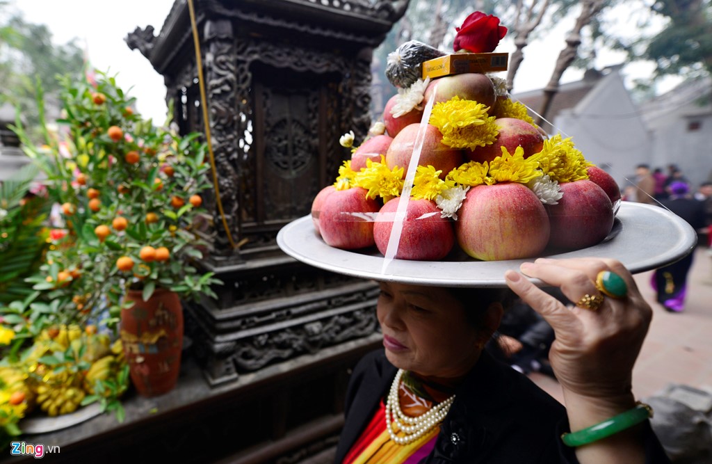 Những mâm lễ liên tục được khách dâng lên đầy đủ ba đền gồm Cố Trạch, Trùng Hoa, Thiên Trường.