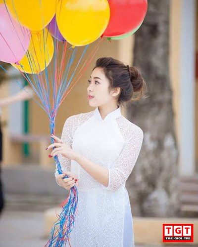 Trương Phương Dung sinh năm 1999, hiện cô nàng đang là học sinh lớp 12 tại trường THPT Trần Hưng Đạo, thành phố Nam Định. Cô nàng sở hữu ngoại hình vô cùng xinh đẹp, khiến đa số mọi người tiếp xúc đều bị “choáng ngợp” và có thiện cảm.