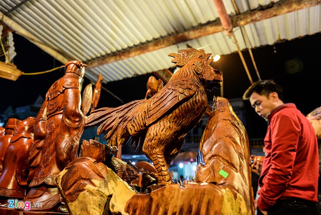 Chú gà trống được chạm khắc từ gỗ hương có giá 10 triệu đồng.