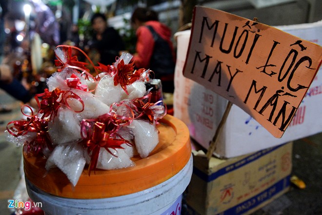 Bên cạnh đó, muối lộc cũng được bày bán với giá 5.000 đồng/túi, rẻ hơn một nửa so với mua ở Hà Nội ngày mùng 1 Tết.