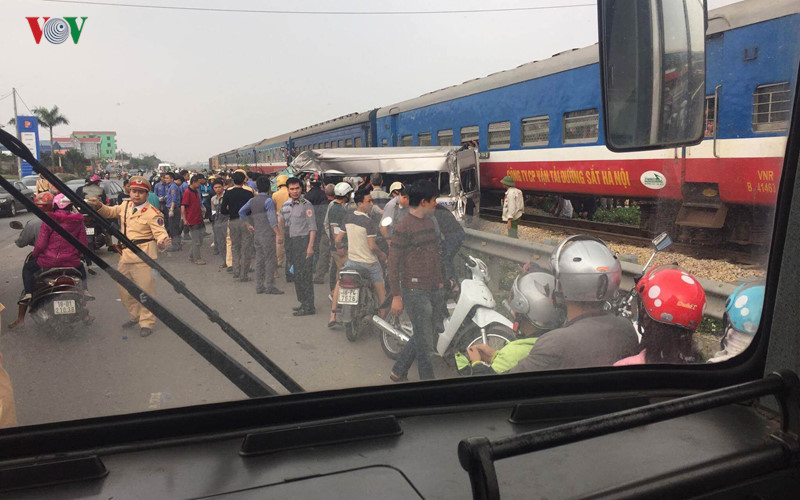 Công an tỉnh Nam Định cho biết, ngoài tài xế ôtô tử vong tại chỗ, 5 người khác bị thương nặng được đưa tới Bệnh viện Đa khoa Nam Định