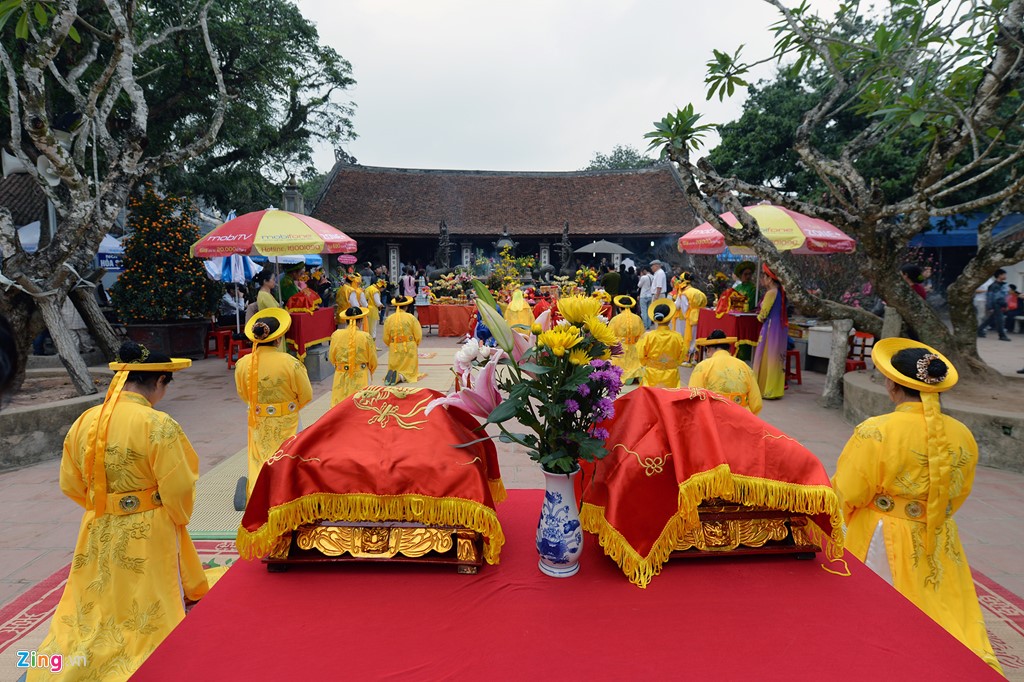 Chiều 4/2, đoàn tế lễ của phường Lộc Vượng, TP Nam Định, long trọng bái yết hàng giờ tại sân gian Thiên Trường.