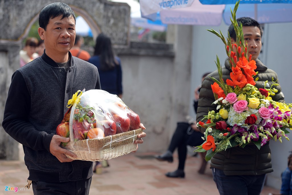 Hàng năm không chỉ dịp lễ Tết, vào ngày cuối tuần Đền Trần luôn có nhiều du khách đến lễ, mang theo những mâm hoa quả, bánh kẹo một cách thành tâm.