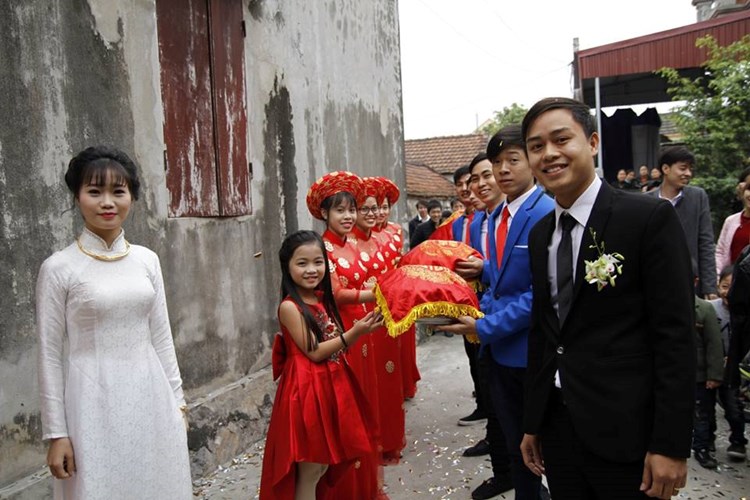 Theo phong tục cưới hỏi truyền thống ở Việt Nam, đội bưng tráp, đỡ tráp thường là những nam thanh, nữ tú chưa lập gia đình. Ảnh nhân vật cung cấp.