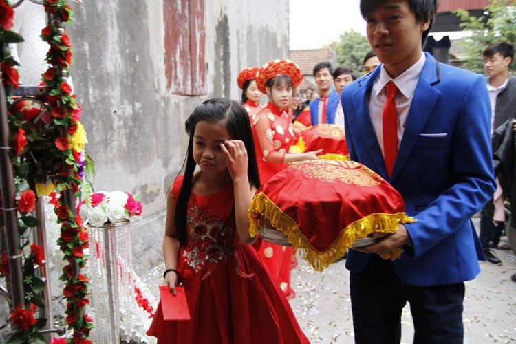 Khác với những hình ảnh thông thường đó, mới đây, những bức ảnh chụp một cô bé xinh xắn có mặt trong đội bê đỡ tráp ăn hỏi của cô dâu chú rể trong ngày trọng đại khiến cộng đồng mạng Việt không khỏi xôn xao và tò mò.