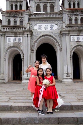 Liên hệ với cô dâu trẻ trong bức ảnh gây bão, cô cho biết mình tên là Nguyễn Phương, sinh năm 1994 tại Nam Định. Cô bé tham gia đỡ tráp trong đám hỏi hôm đó chính là em gái ruột của Phương, cô út năm nay mới có 8 tuổi.