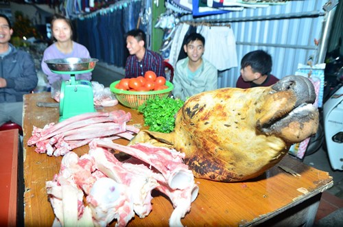 Thịt bò, thịt bê cũng là những mặt hàng được bày bán phổ biến tại chợ Viềng.