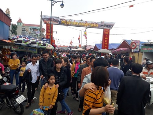 Ngàn người chen chân đi chợ Viềng sớm để cầu may