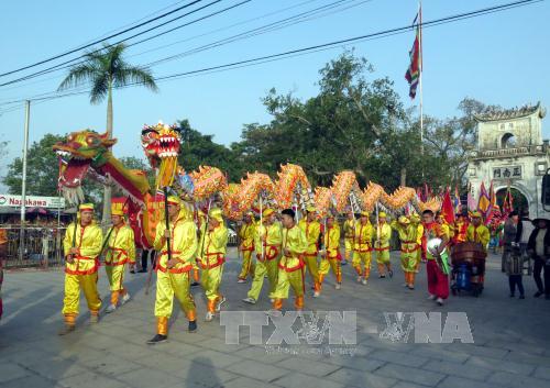 Đoàn múa rồng trong lễ rước nước, tế cá. Ảnh: Nguyễn Lành/TTXVN