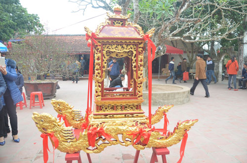 Bốn thanh niên làng sẽ được chọn khiêng kiệu rước ấn đền Trần