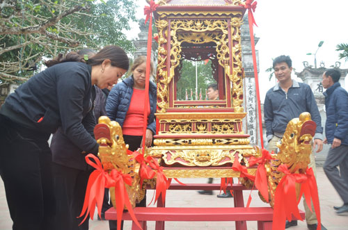  Ban tổ chức lau chùi và trang trí kiệu rước ấn đền Trần