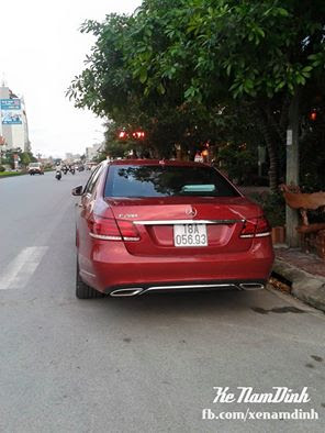 Mercedes E 200 với giá khoảng 1,8 tỷ đồng màu đỏ thể thao xuất hiện mới ở Nam Định.