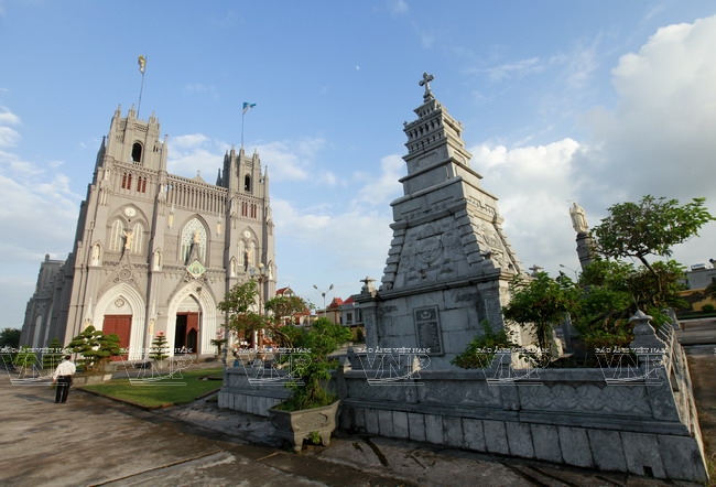 Nơi lưu giữ hài cốt của những vị thánh tử vì đạo ở khuôn viên nhà thờ Phú Nhai.