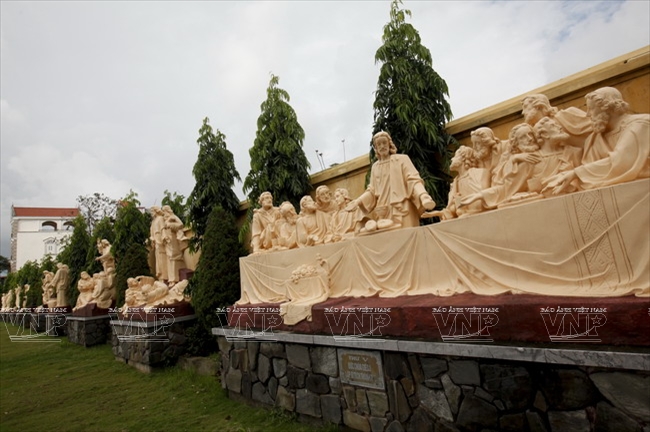 Những bức tượng miêu tả các câu chuyện trong kinh thánh tại khuôn viên nhà thờ Phú Nhai.