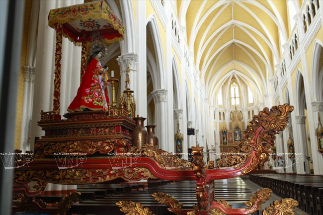 Tượng thánh đặt trên kiệu sơn mài trong nhà thờ Phú Nhai.