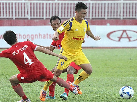 Nam Định ăn mừng chiến thắng đầu tiên ở giải hạng nhất