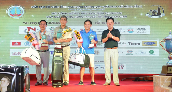 Đại diện BTC trao giải cho Golf thủ đạt giải