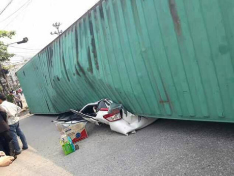 Nam Định: Danh tính nạn nhân trong vụ xe container đè bẹp xe ô tô con 4 chỗ
