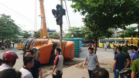 Nam Định: Đã xác định nguyên nhân vụ container đè bẹp ôtô con khiến 2 người chết