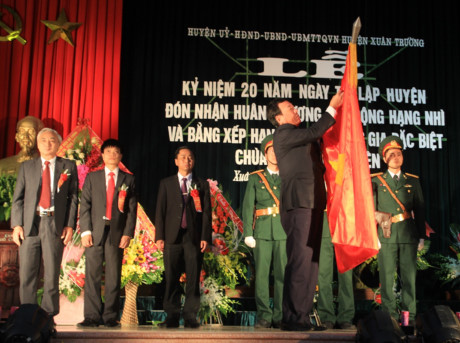 Lãnh đạo huyện Xuân Trường đón nhận Huân chương lao động hạng nhì.