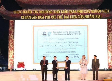 Đại diện Bộ VH, TT&DL cùng đại diện tỉnh Nam Định nhận bằng tại lễ vinh danh